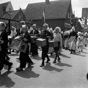 Feesten en kermis te Volendam. Een koektrommelband trekt door de Volendamse stra…, Bestanddeelnr 900-5449