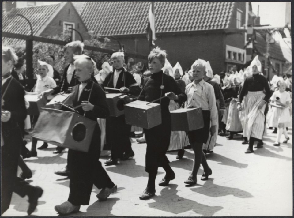 Feesten en kermis te Volendam, na de bevrijding. Kinderen trekken in optocht doo, Bestanddeelnr 512 036