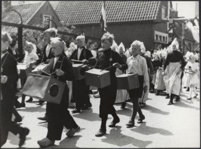 Feesten en kermis te Volendam, na de bevrijding. Kinderen trekken in optocht doo, Bestanddeelnr 512 036