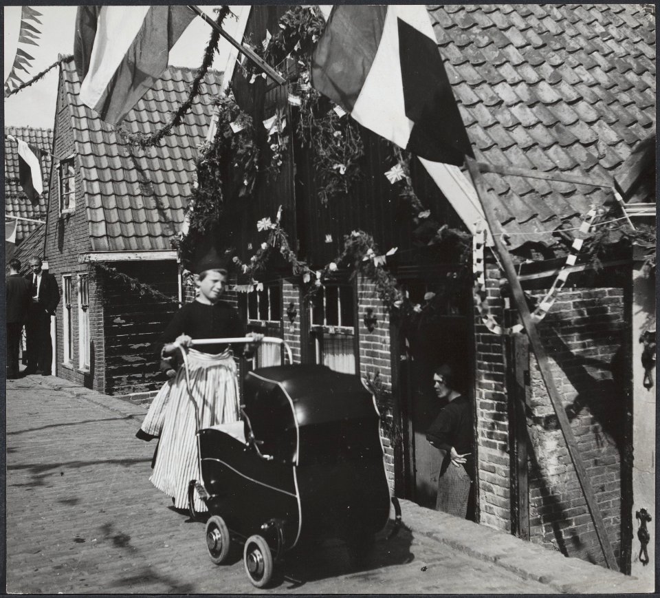Feestelijkheden in Volendam na de bevrijding. Uit rijden met de baby, Bestanddeelnr 512 095