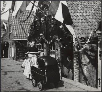 Feestelijkheden in Volendam na de bevrijding. Uit rijden met de baby, Bestanddeelnr 512 095