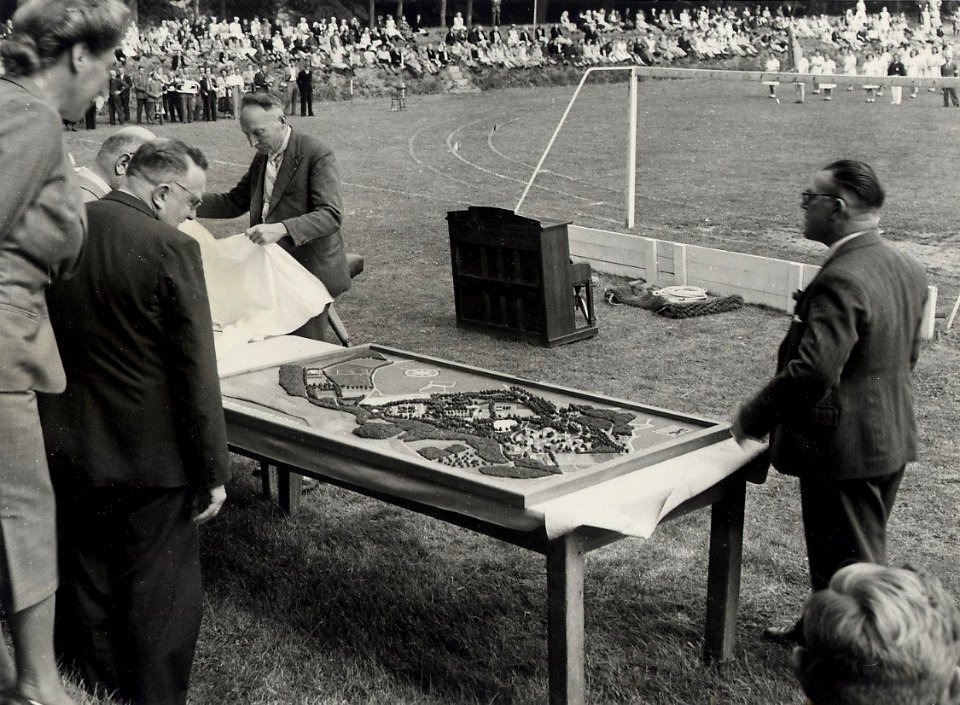 Feestelijkheden t.g.v. het 100-jarig bestaan van het Provinciaal Ziekenhuis werden op 24 juni geopend met een sportdag voor de patienten waarbij de geneesheer Dir.Dr. E. Krans een maquette o, NL-HlmNHA 1478 25900 K 38