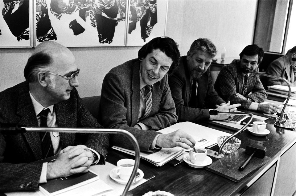 Federatieraad FNV te Amsterdam Wim Spit , Wim Kok en diverse anderen achter taf, Bestanddeelnr 930-6105