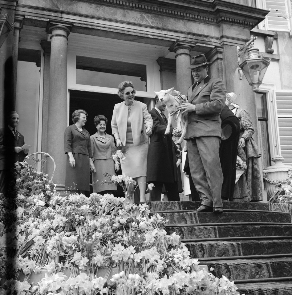 Feest op Soestdijk, van een Texelse familie kreeg de Koningin een lammetje, Bestanddeelnr 915-1025