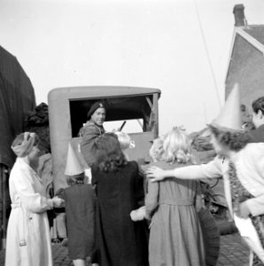 Feestelijk uitgedoste inwoners van Aalst verwelkomen legereenheden van de Irish , Bestanddeelnr 255-9016