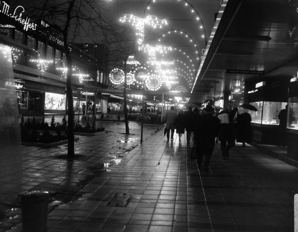 Feestelijke straatverlichting in een Rotterdamse winkelstraat, Bestanddeelnr 919-8283