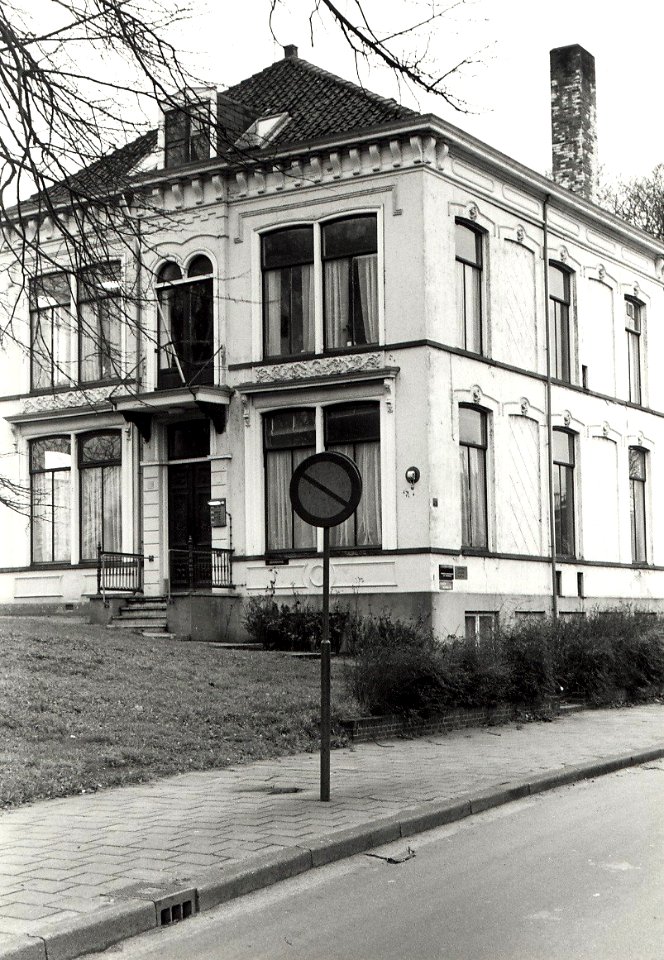 Federatiebureau van de Haarlemse Katholieke Vereniging voor het gezin en het Haarlems Speeltuinverbond. Aangekocht in 1977 van fotograaf C. de Boer, NL-HlmNHA 54010752