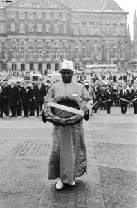Federatie oud-strijders kransen gelegd bij Nationaal Monument op de Dam, vertege, Bestanddeelnr 920-7811