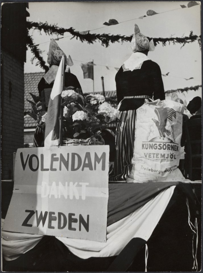 Feestelijkheden in Volendam na de bevrijding. Volendamse vrouwen met door het Zw…, Bestanddeelnr 512 012