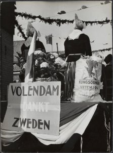 Feestelijkheden in Volendam na de bevrijding. Volendamse vrouwen met door het Zw…, Bestanddeelnr 512 012