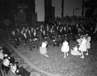 Feestelijke viering van 50 jaar kinderwetten in de Ridderzaal wordt gedanst voo, Bestanddeelnr 907-4764