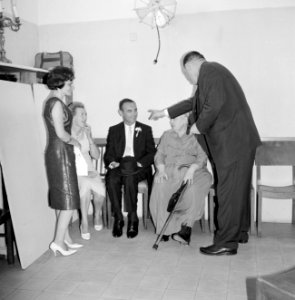 Feestelijk geklede Joodse mannen en vrouwen, waaronder de bruidegom, wachten in , Bestanddeelnr 255-1989