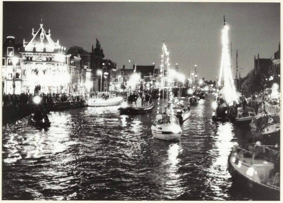 Feestelijk verlichte schepen bij avond tijdens de Frans Halstocht over het Spaarne. NL-HlmNHA 54023748