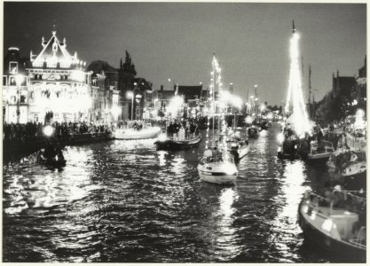 Feestelijk verlichte schepen bij avond tijdens de Frans Halstocht over het Spaarne. NL-HlmNHA 54023748