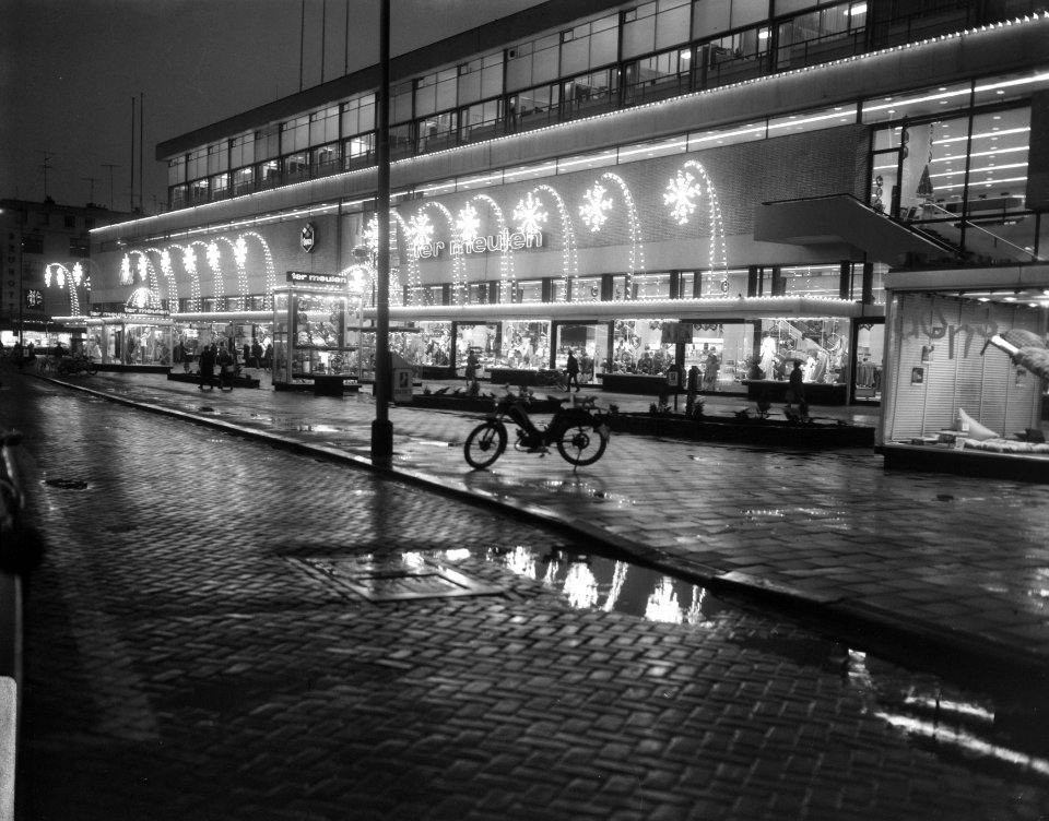 Feestelijke straatverlichting in een Rotterdamse winkelstraat, Bestanddeelnr 919-8288