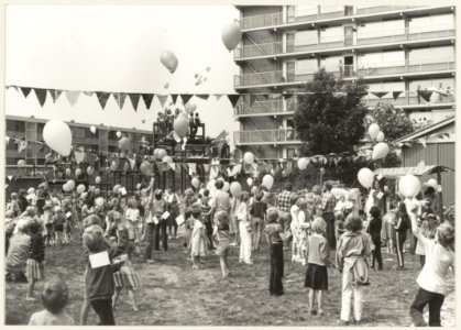 Feestelijkheden bij de opening van speeltuin De Ring in Meerwijk. NL-HlmNHA 54010059