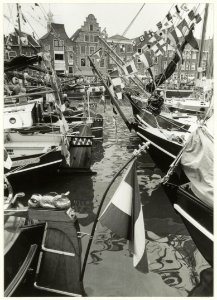 Feestelijk versierde schepen tijdens de Frans Halsvaartocht op het Spaarne. NL-HlmNHA 54031757