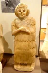 Female worshipper with tufted dress and wrapped headdress, Khafajah, Nintu Temple VII, Early Dynastic period, 2600-2500 BC, gypsum - Oriental Institute Museum, University of Chicago - DSC07453