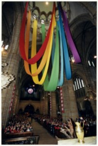 Feestelijke versieringen in de Sint Bavo Kathedraal op de jaarlijkse Bavodag, ontmoetingsdag voor rooms-katholieke jongeren tussen 12 en 14 jaar die binnenkort het sacrament van het Heilig, NL-HlmNHA 54037298