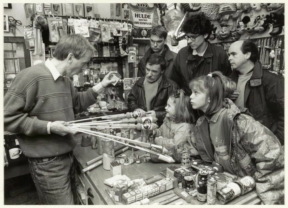 Feestartikelenwinkel Jan Monnikendam verkoop van vuurwerk, NL-HlmNHA 540031929