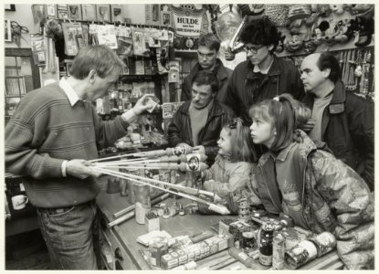 Feestartikelenwinkel Jan Monnikendam verkoop van vuurwerk, NL-HlmNHA 540031929