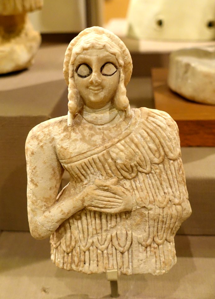 Female worshipper torso with tufted dress and braided hairstyle, Khafajah, Sin Temple IX, Early Dynastic period, 2650-2550 BC, gypsum, shell, bitumen - Oriental Institute Museum, University of Chicago - DSC07438