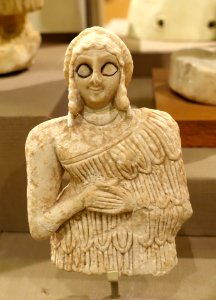 Female worshipper torso with tufted dress and braided hairstyle, Khafajah, Sin Temple IX, Early Dynastic period, 2650-2550 BC, gypsum, shell, bitumen - Oriental Institute Museum, University of Chicago - DSC07438