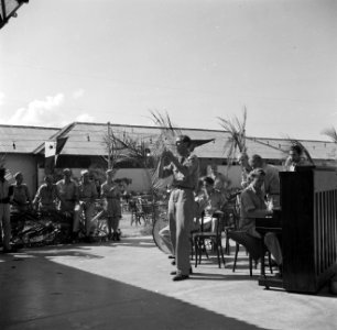 Feest in een militair kamp in Savaneta op Aruba, Bestanddeelnr 252-7996