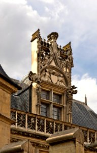 Fenêtre meneaux hôtel Cluny