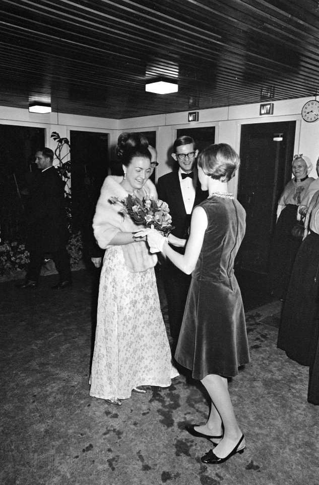 Feestelijke voorstelling in circusgebouw te Scheveningen, prinses Margriet en Pi, Bestanddeelnr 919-9586