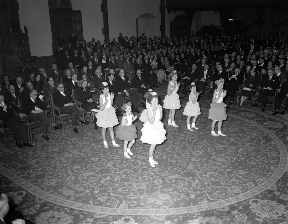 Feestelijke viering van 50 jaar kinderwetten in de Ridderzaal wordt gedanst voo, Bestanddeelnr 907-4762