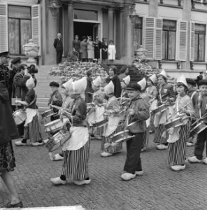 Feest op Soestdijk, defilie klederdrachten, Bestanddeelnr 915-1030