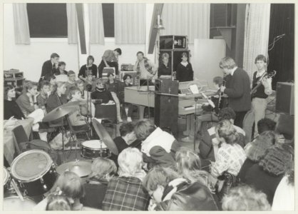 Feest in het Kennemer Lyceum dat winnaar werd van de Interlyceale. NL-HlmNHA 54013859