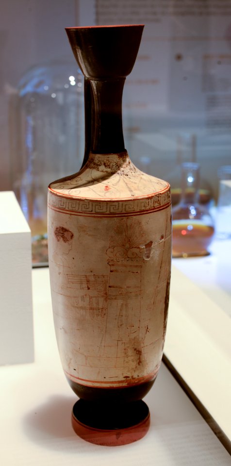 Femme et stèle funéraire – Lécythe à fond blanc – MSR – Rituels Grecs – inv 26113
