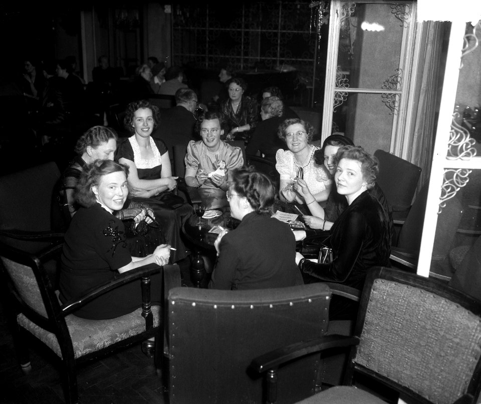 Feestavond meisjes HBS Bond VIVAT Rotterdam, Bestanddeelnr 904-3646