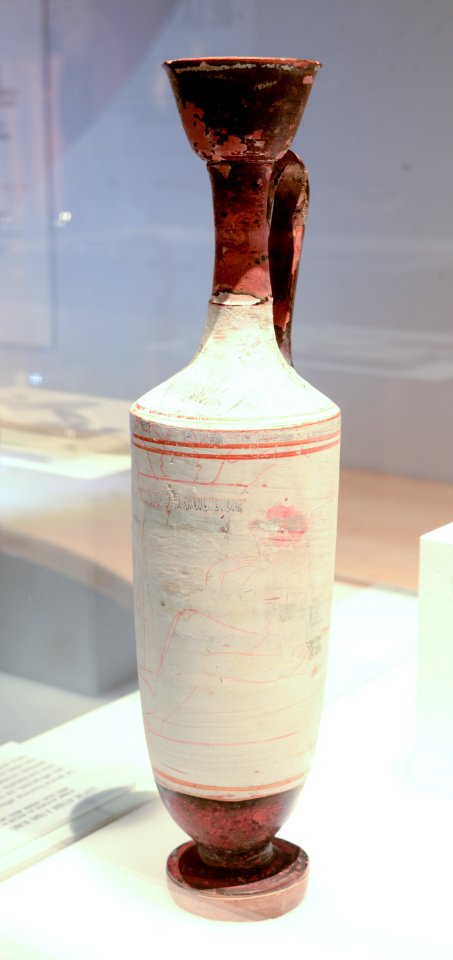 Femme – Lécythe à fond blanc – MSR – Rituels Grecs – inv 2001.4