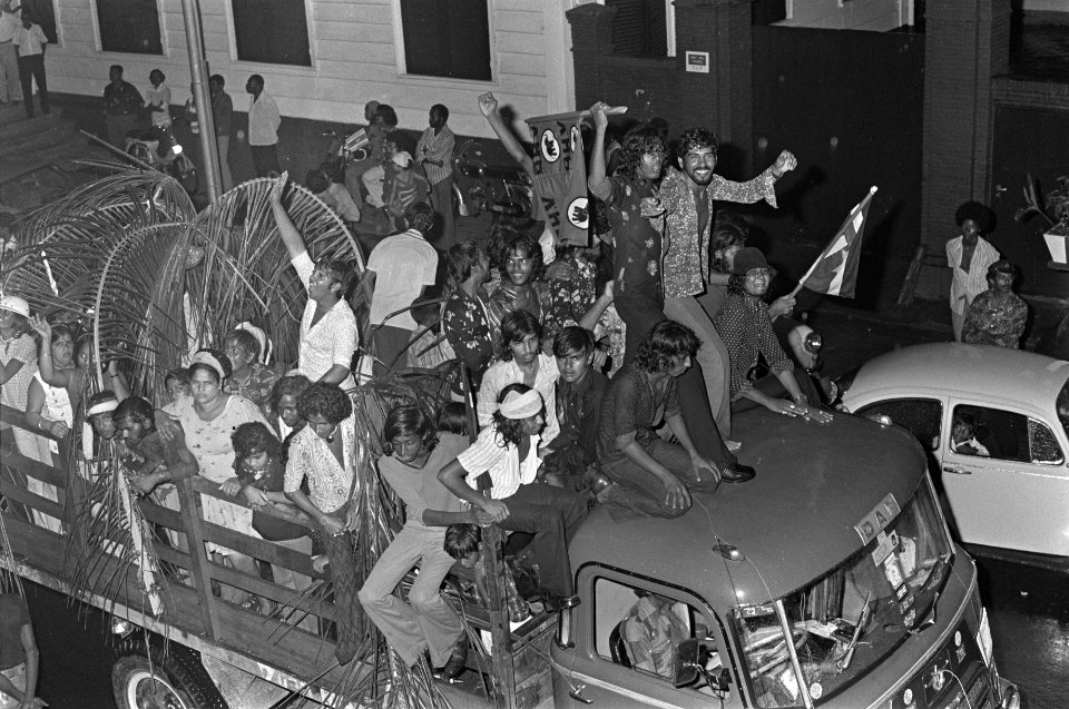 Feest in Suriname ivm onafhankelijkheid feestende Surinamers op vrachtauto, Bestanddeelnr 928-2976