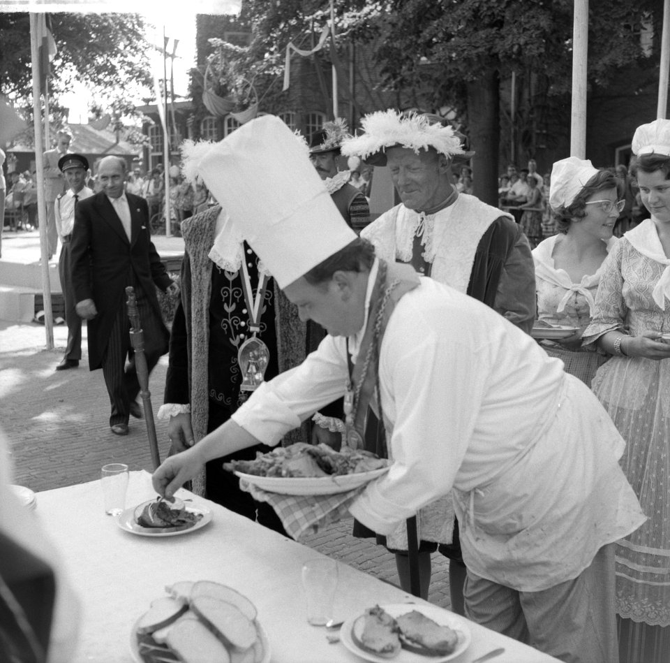 Feest in Huissen Noel de Sloovere bedient gildekoning, Bestanddeelnr 912-6559