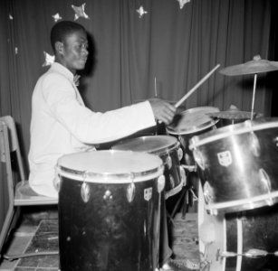Feest in Paramaribo, Bestanddeelnr 252-2562