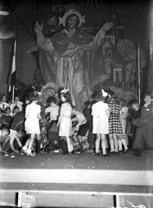 Feest van de Arbeid . Bloemenhulde door de jeugd, Bestanddeelnr 902-1676