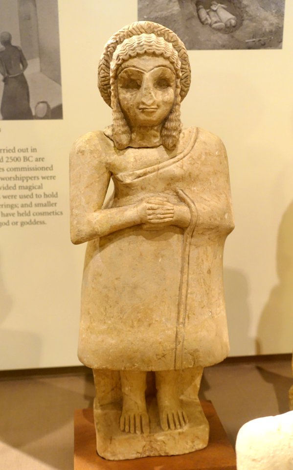 Female worshipper with plain dress and braided hairstyle, Khafajah, Sin Temple IX, Early Dynastic period, 2650-2550 BC, gypsum, shell - Oriental Institute Museum, University of Chicago - DSC07447