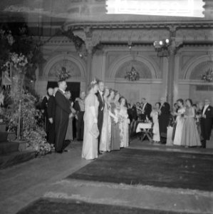 Feestavond in concertgebouw tijdens binnentreden, Bestanddeelnr 913-8359