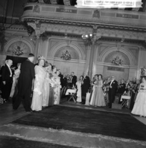 Feestavond in concertgebouw tijdens binnentreden, Bestanddeelnr 913-8358