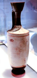 Femme – Lécythe à fond blanc – MSR – Rituels Grecs – inv 26113