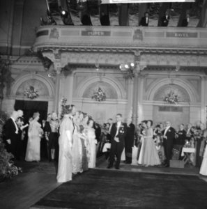 Feestavond in concertgebouw tijdens binnentreden, Bestanddeelnr 913-8355