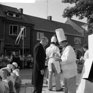 Feest in Huissen. Noël de Sloovere en de burgemeester van Huissen, F.C.T.M. Terw, Bestanddeelnr 912-6557