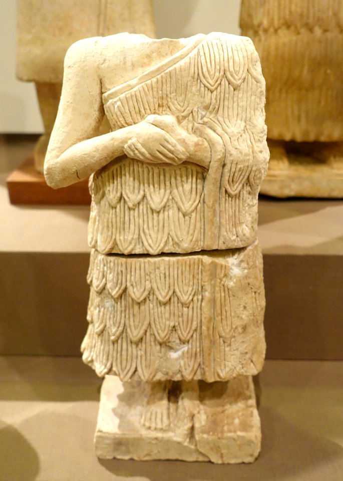 Female worshipper with tufted skirt, Nippur, Inanna Temple VIIB, Early Dynastic period, 2600-2500 BC, gypsum - Oriental Institute Museum, University of Chicago - DSC07451