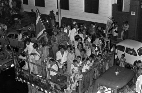 Feest in Suriname ivm onafhankelijkheid feestende Surinamers op vrachtauto, Bestanddeelnr 928-2977