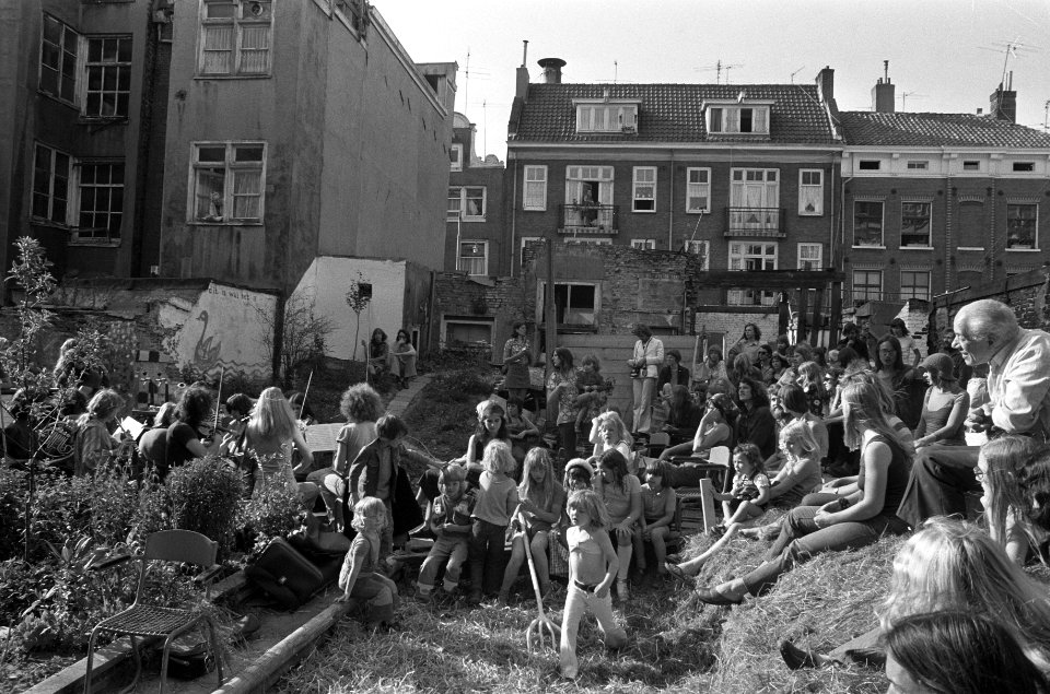 Feest in stadsboerderij in de Jordaan, Bestanddeelnr 926-4996