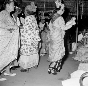 Feest in Paramaribo, Bestanddeelnr 252-2455